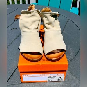 Miz Mooz Palomina 40 Wide Leather Block Heeled Sandals Linen Color